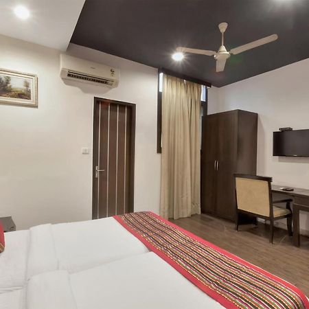Hotel Oyo 9841 The Vivir 1 à Noida Extérieur photo