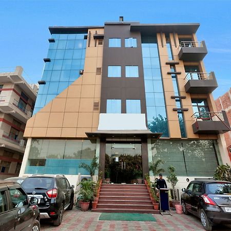 Hotel Oyo 9841 The Vivir 1 à Noida Extérieur photo