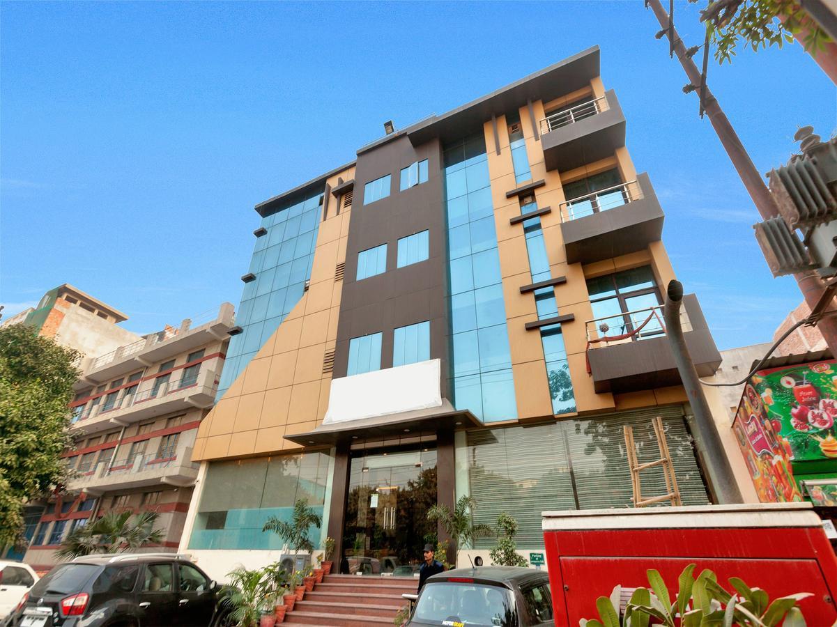Hotel Oyo 9841 The Vivir 1 à Noida Extérieur photo