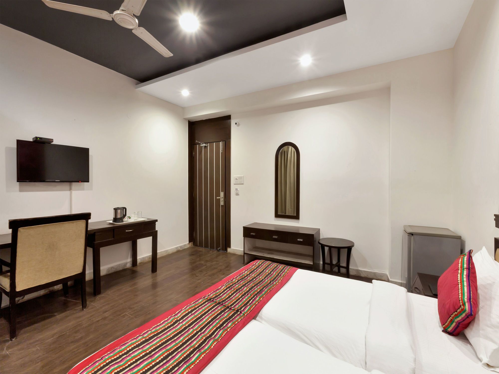 Hotel Oyo 9841 The Vivir 1 à Noida Extérieur photo