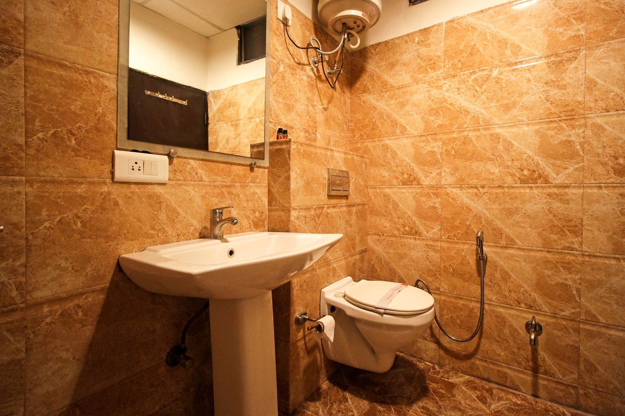 Hotel Oyo 9841 The Vivir 1 à Noida Extérieur photo